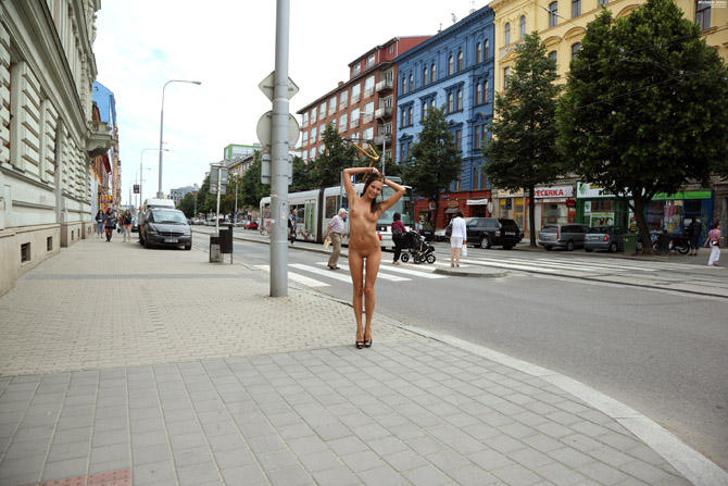 фото голая на улице, Michaela Isizzu