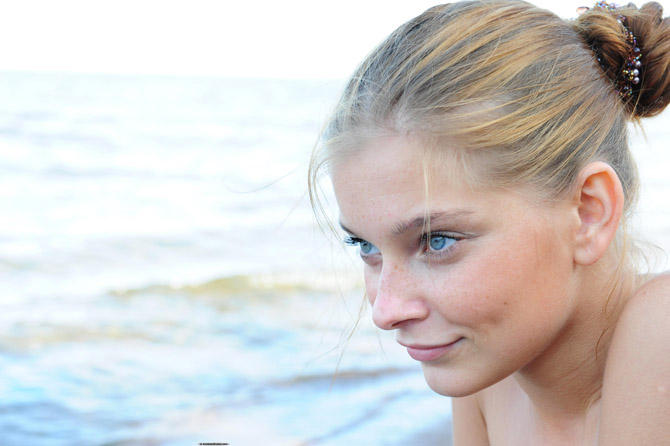 фото девушка на пляже крупным планом