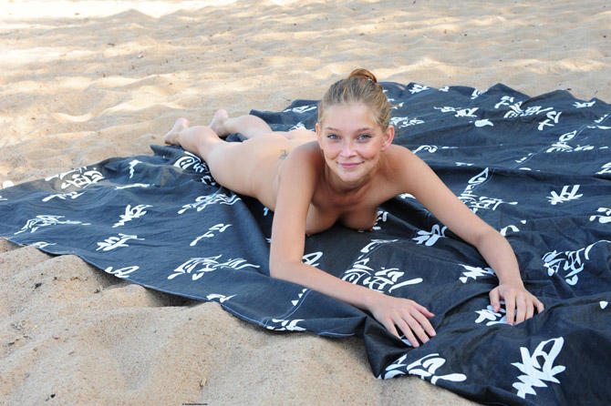 фото девушка на пляже крупным планом