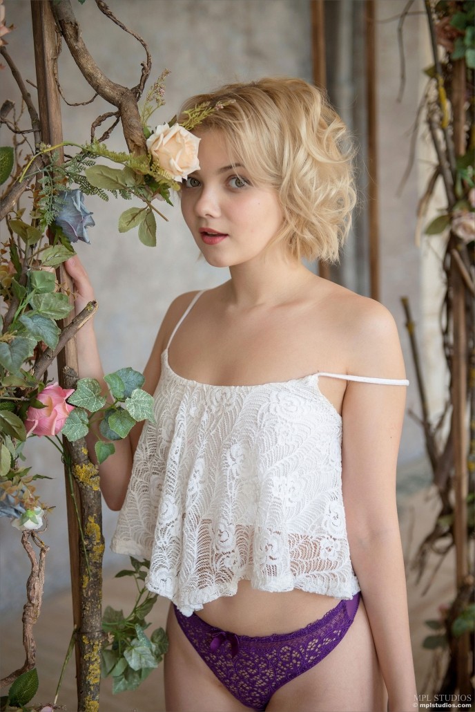 Упругая жопа красивой молодой блондинки.