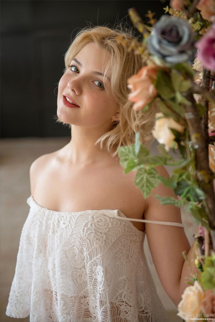 Упругая жопа красивой молодой блондинки.