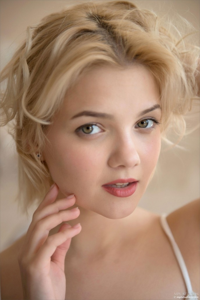 Упругая жопа красивой молодой блондинки.