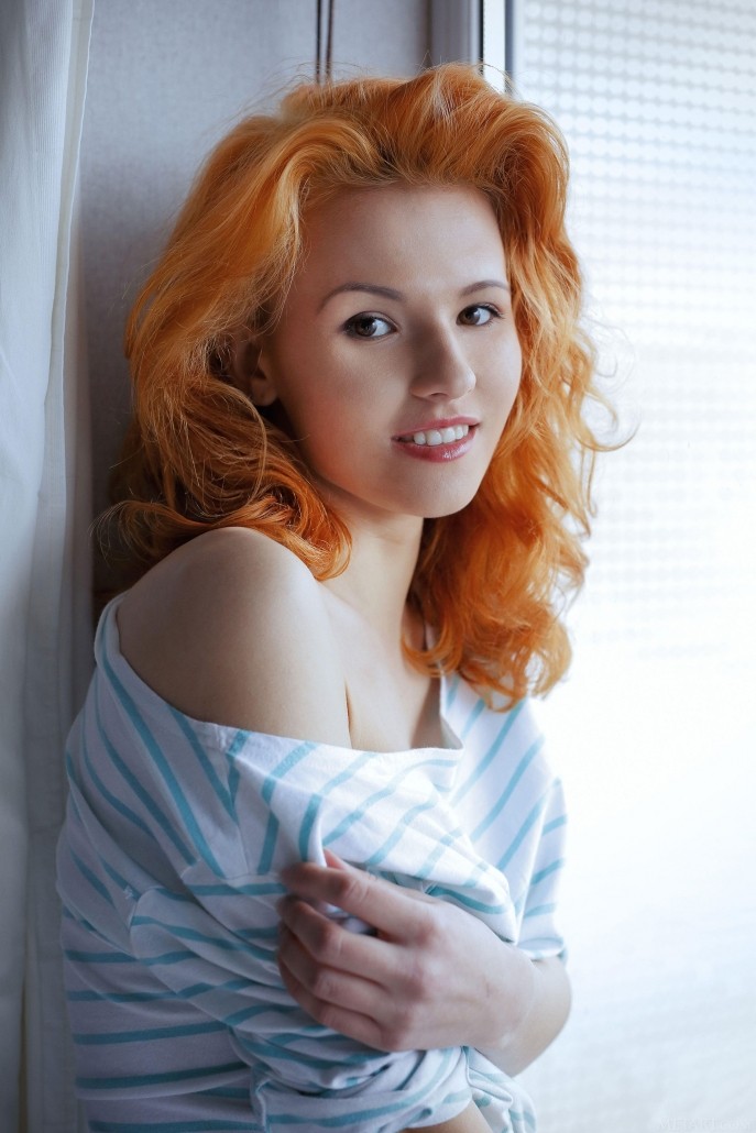 На фото голая огненно-рыжая красавица.