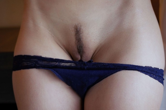 На фото голая огненно-рыжая красавица.