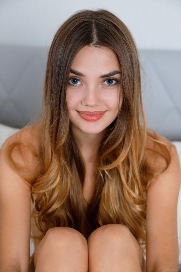 Голая Люба в новом шёлковом халатике.