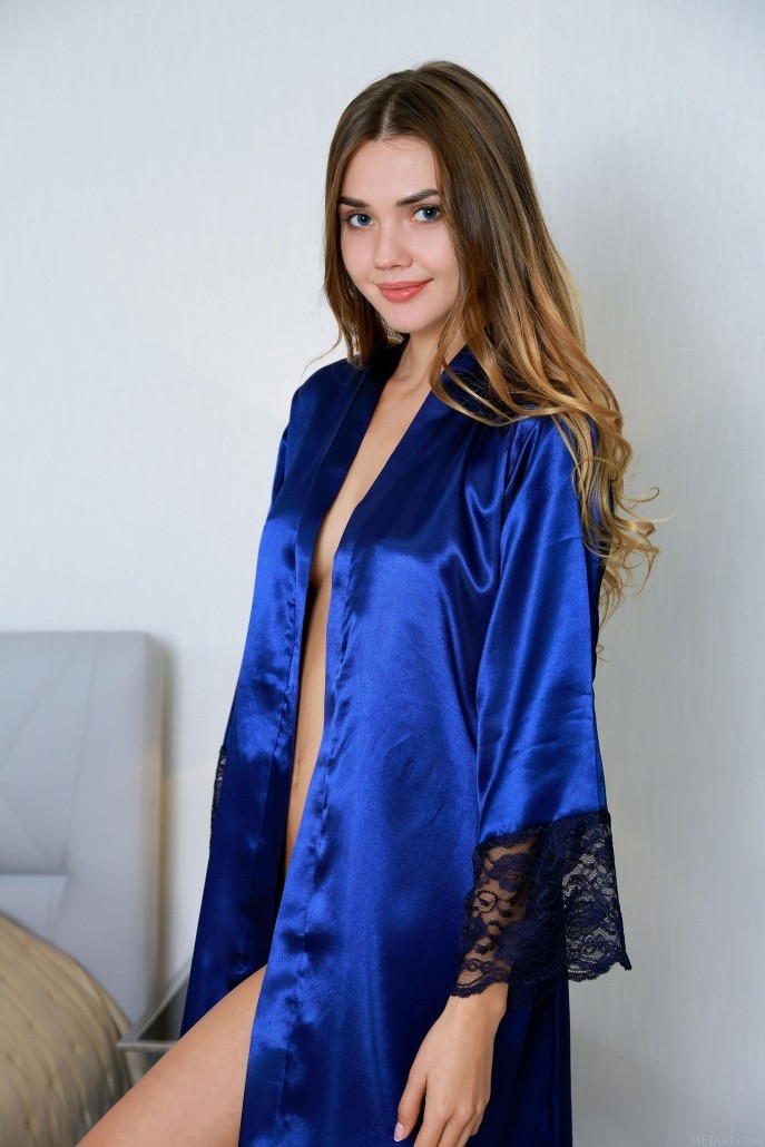 Голая Люба в новом шёлковом халатике.