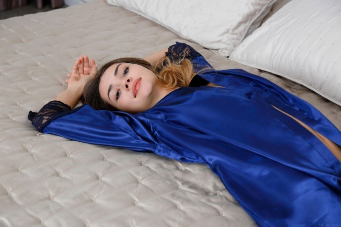 Голая Люба в новом шёлковом халатике.