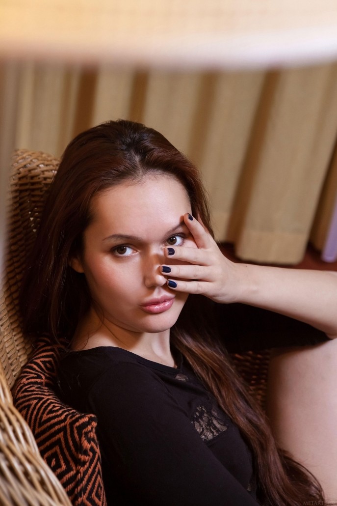 Голая Люда заманивает своими тугими норками.