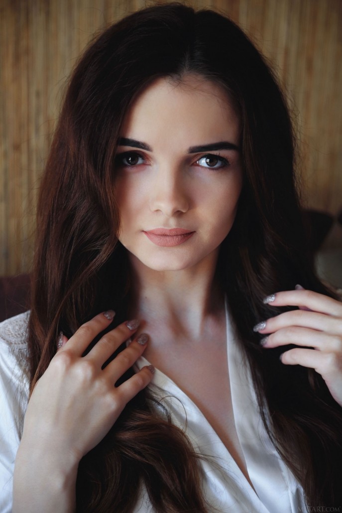 Красивая девушка с большой голой грудью.