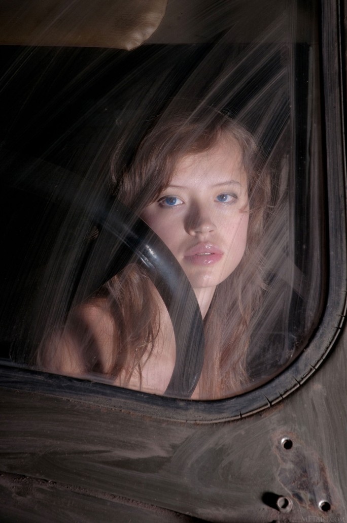 Голая Диана играет в отцовском гараже.