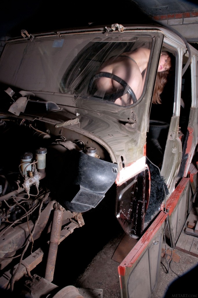 Голая Диана играет в отцовском гараже.