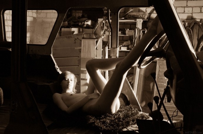 Голая Диана играет в отцовском гараже.