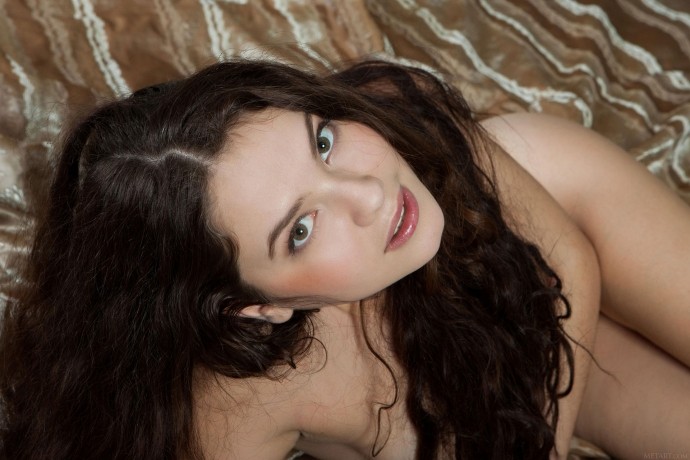 Голая Инна штурмует мамину кровать.