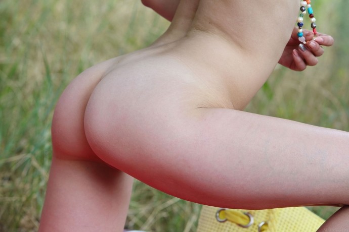 Тугая писька выбралась в лес на пикник.