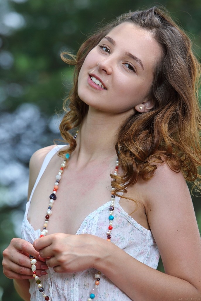 Тугая писька выбралась в лес на пикник.