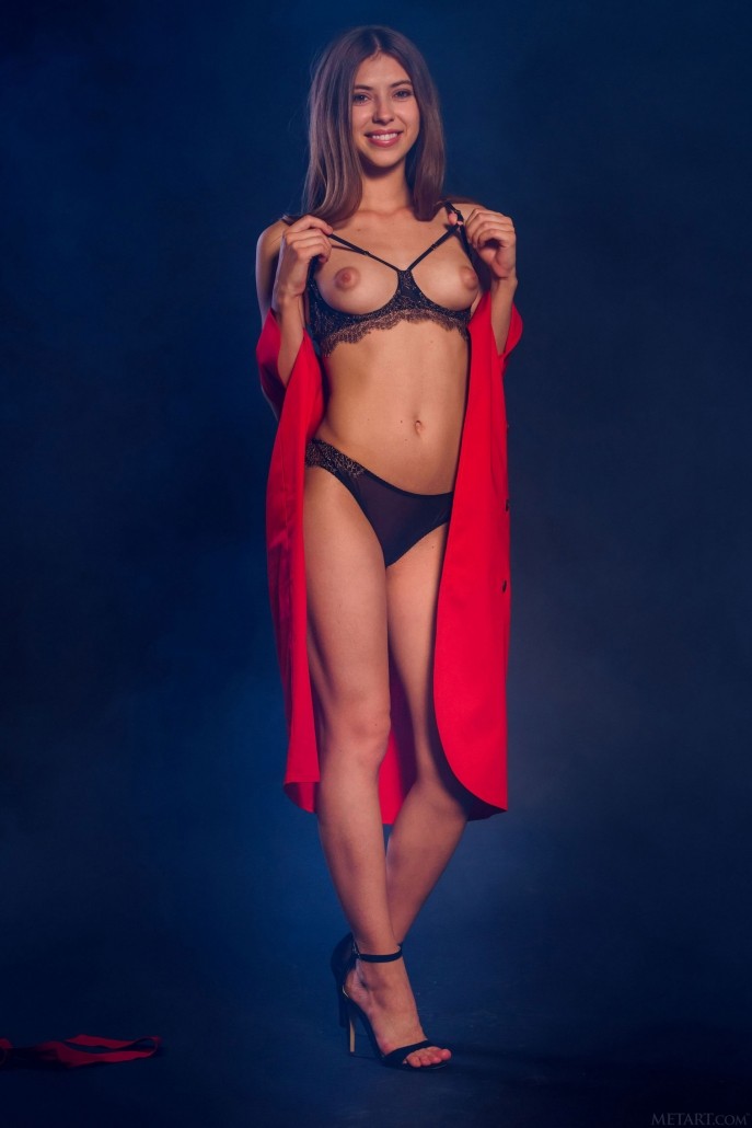 Девушка позирует голой в ожидании большого гонорара.