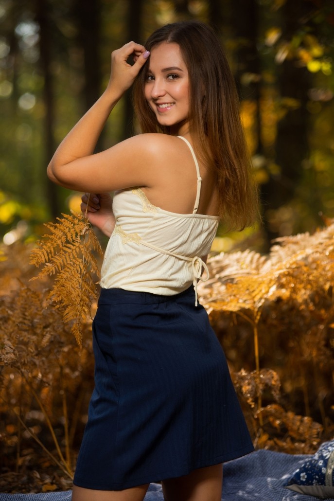 На фото красивая писечка в осеннем лесу.