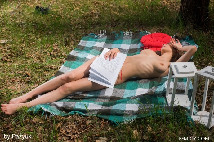 Эротические фото девушки в лесу.