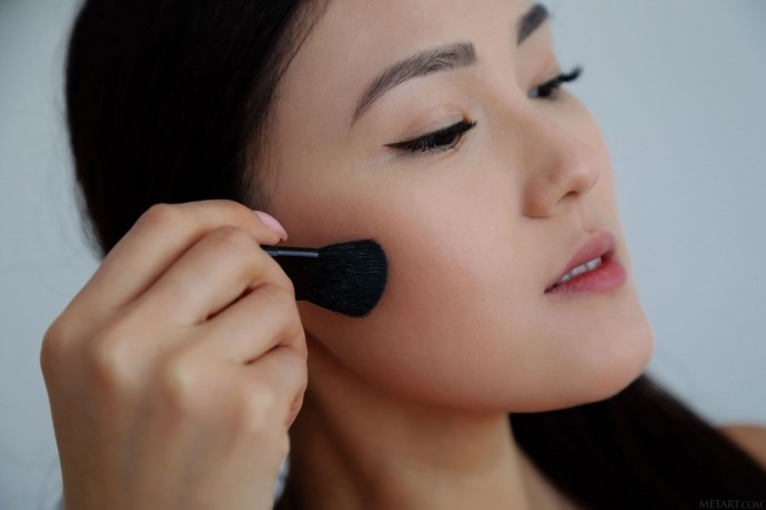 На фото красивая голая японка.