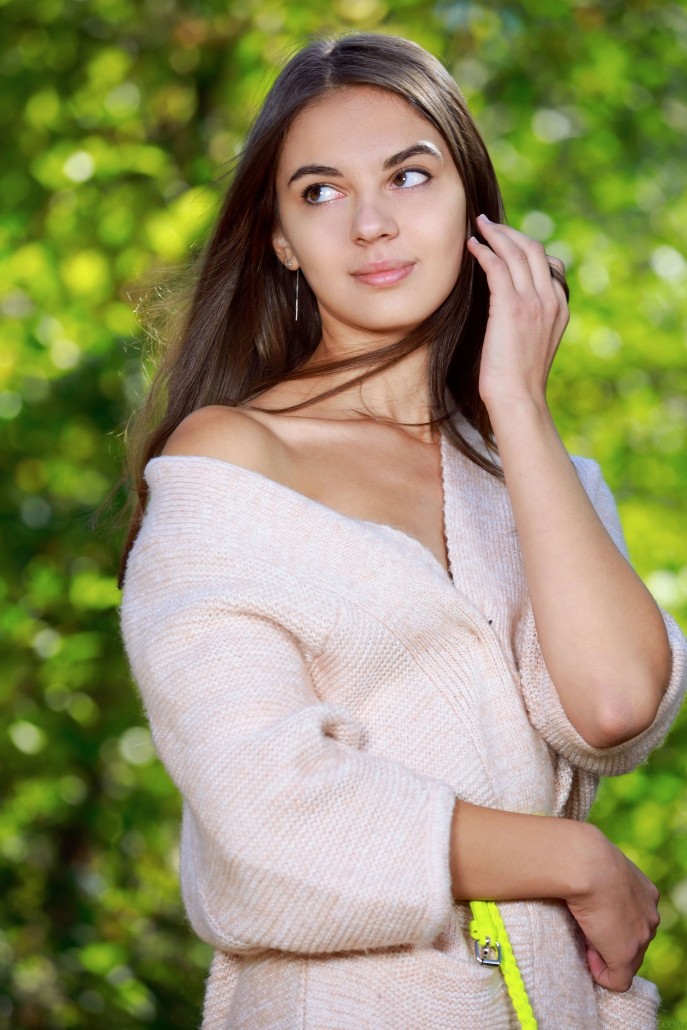 Голая Лиса отдыхает в берёзовой роще