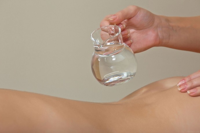 На фото молодые лесбиянки натираются маслом.