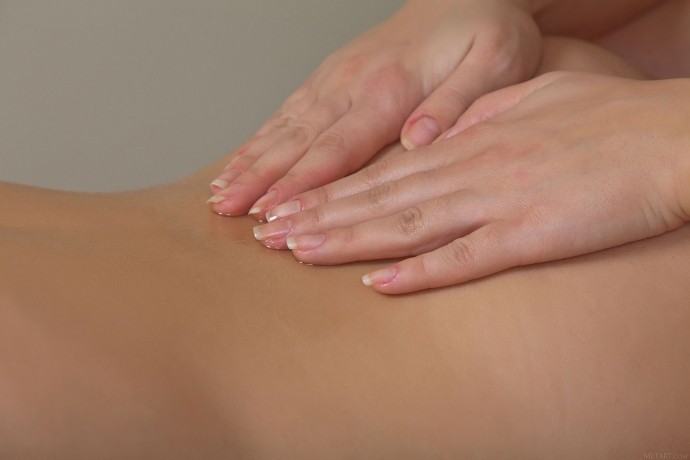 На фото молодые лесбиянки натираются маслом.