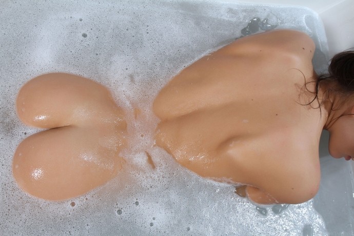 На фото голая девушка в ванной комнате.