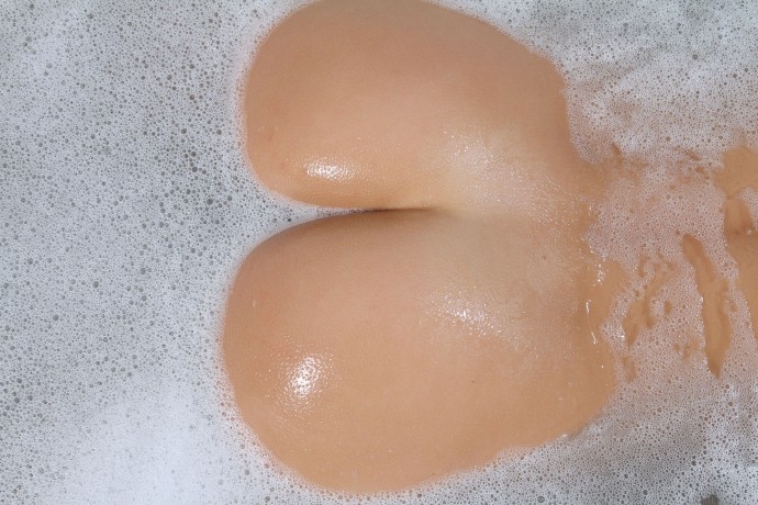 На фото голая девушка в ванной комнате.