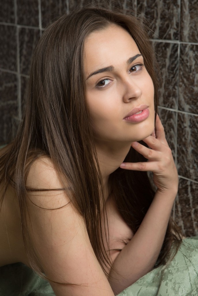 Красивая шлюшка сняла всю свою одежду.