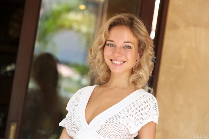 Красивые молодые сиськи стройной девушки.