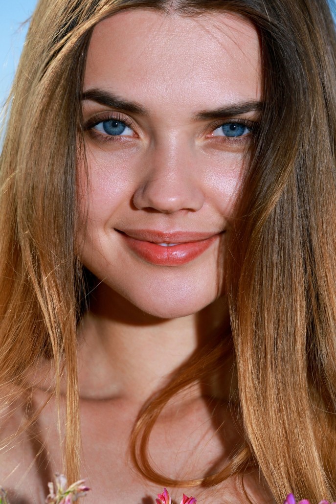 На фото бритая пися в цветочном поле.