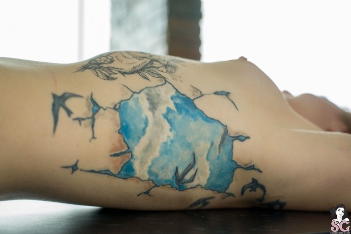 Голая девушка с пирсингом на пизде