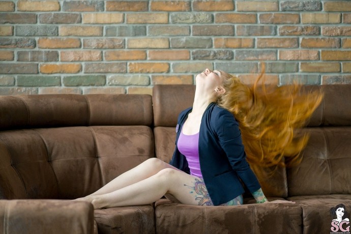 Голая девушка с пирсингом на пизде