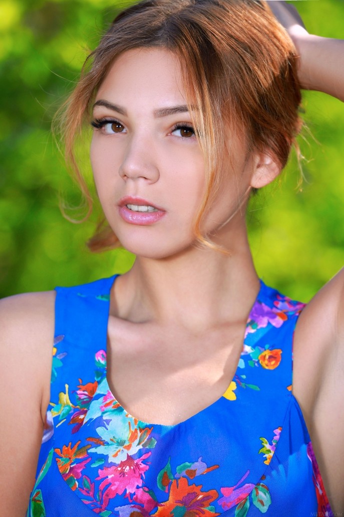 Девушка показала письку в лесополосе.