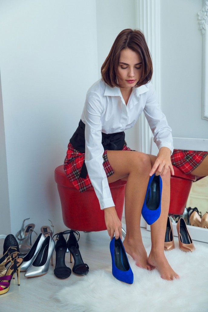 На фото голая выпускница подбирает одежду.