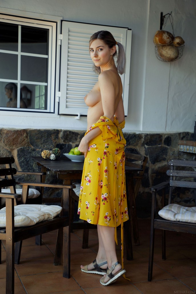 Эротические фото голой сестры друга.