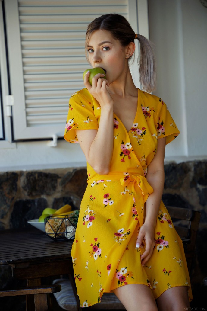 Эротические фото голой сестры друга.