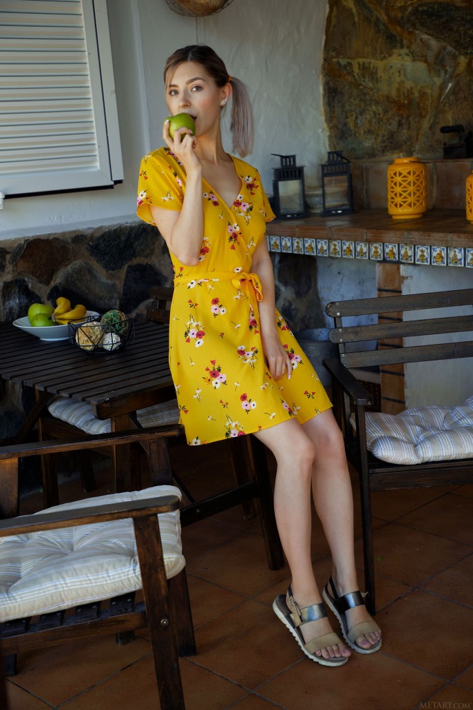 Эротические фото голой сестры друга.