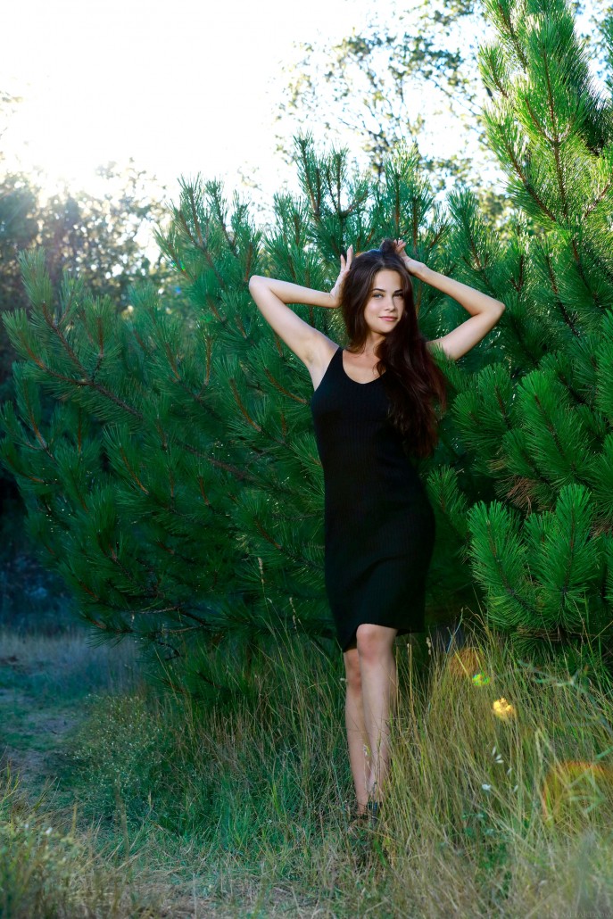 Грудастая соседка крутит жопой в еловом лесу.