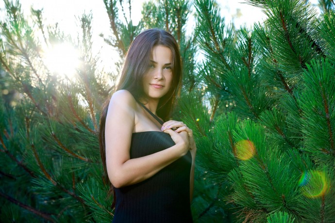 Грудастая соседка крутит жопой в еловом лесу.