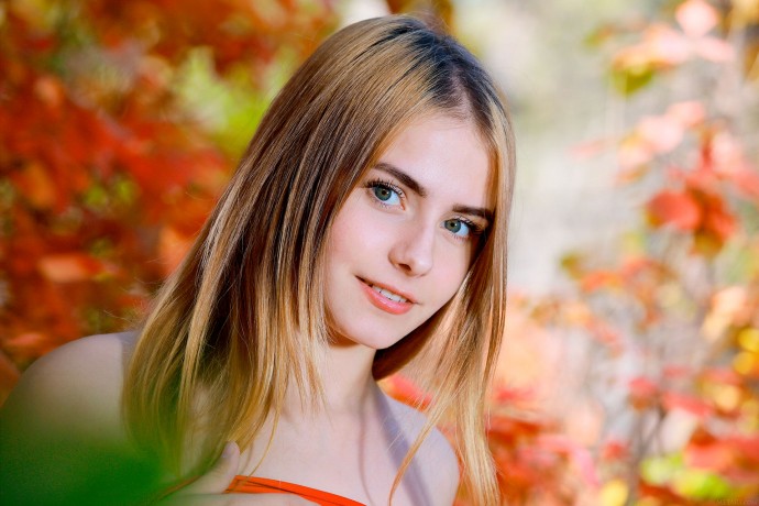 Голая девушка красивая как осень.