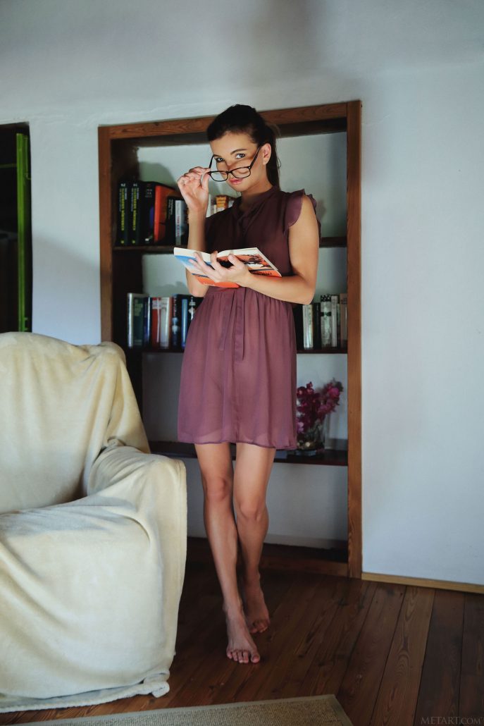 Голая худая секретарша в гостях у шефа.