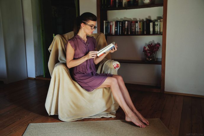 Голая худая секретарша в гостях у шефа.