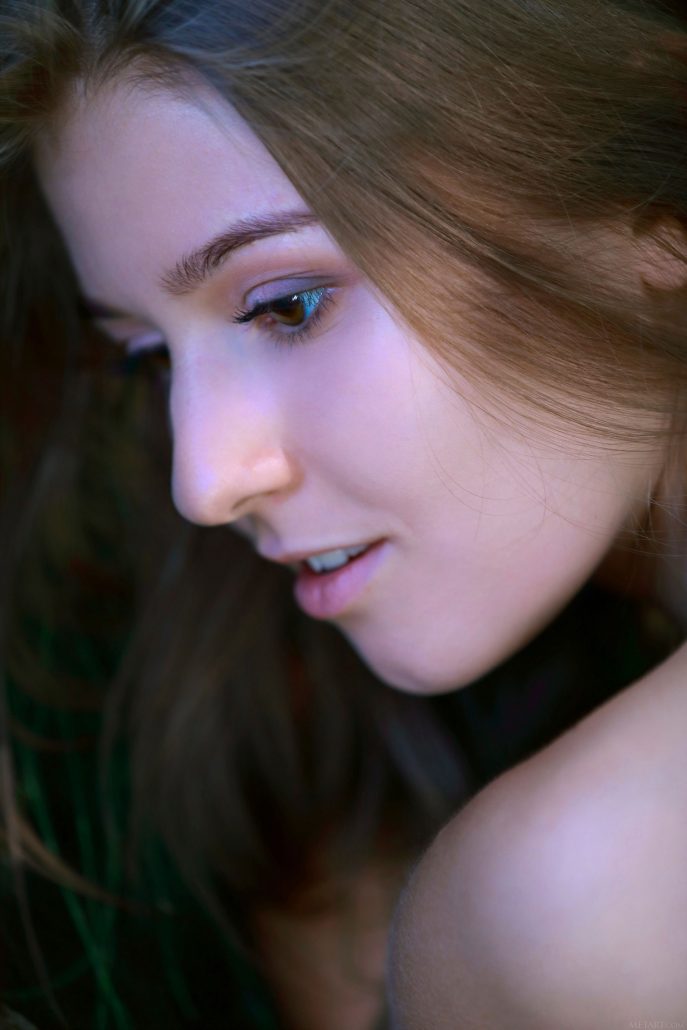 Голая дочь лесника соблазняет лесорубов.