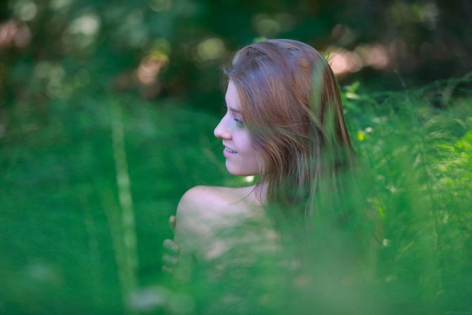 Голая дочь лесника соблазняет лесорубов.