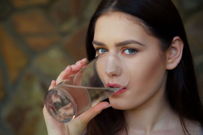 Красивая пизда раком радует глаз.