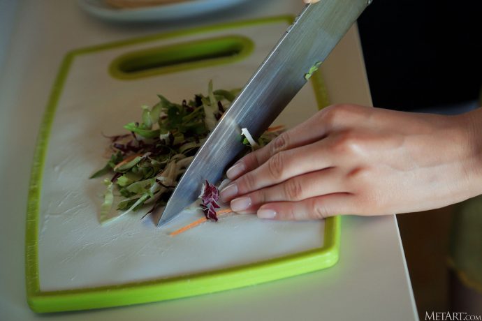 Голая девушка из Белоруссии забыла побрить.