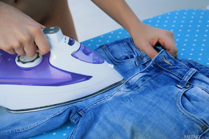 Голая молодая украинка гладит джинсы