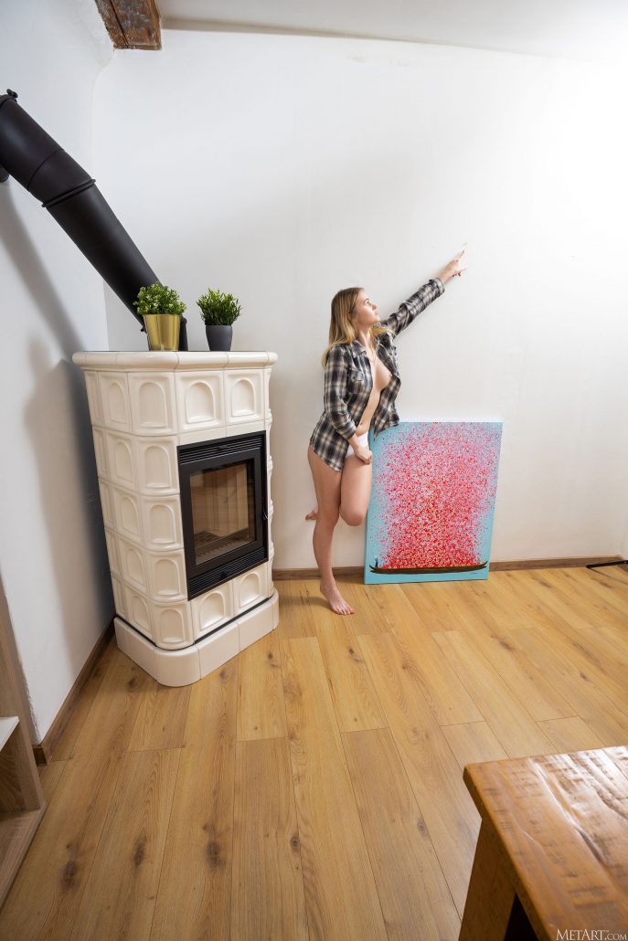 Голая Юлька вешает картину.