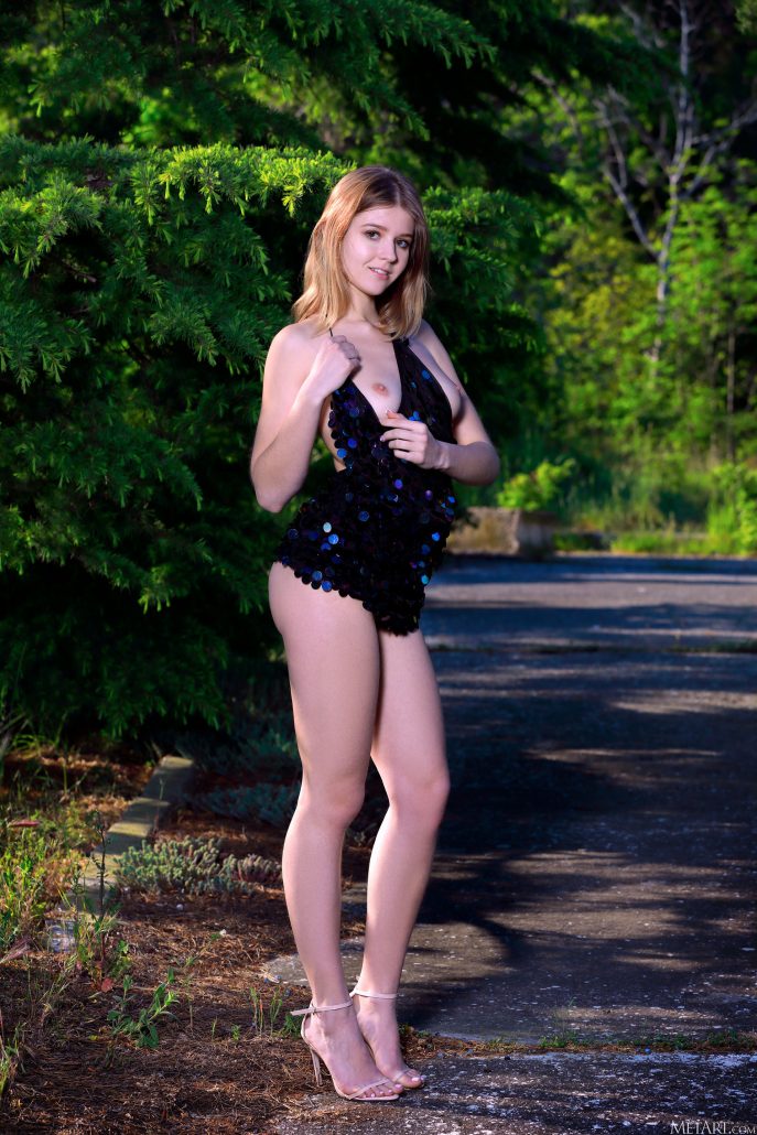 Фотографии голой студентки в летнем парке